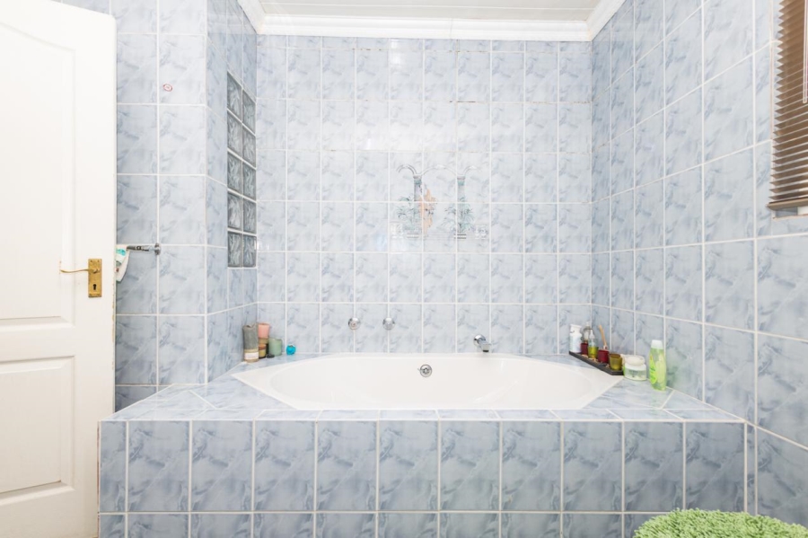 4 Bedroom Property for Sale in Windsor Park Western Cape